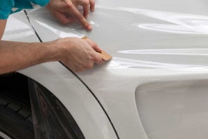 applying_paint_protective_film_to_car_fender