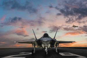 fighter_jet_on_carrier_deck